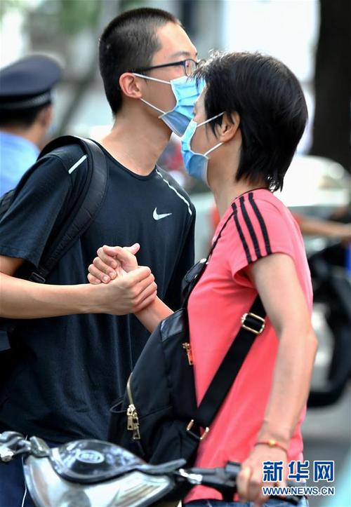 新澳门2025天天开好彩和2025年高考拉开帷幕与新华全媒 丨2025年高考拉开帷幕