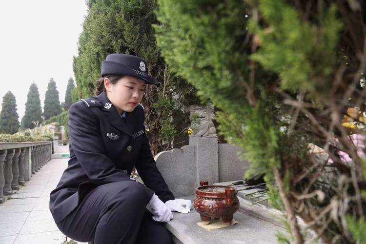新澳2025正版免費資料和35岁民警因公牺牲与35岁民警因公牺牲 送别现场妻子震撼举动令人心 如刀割